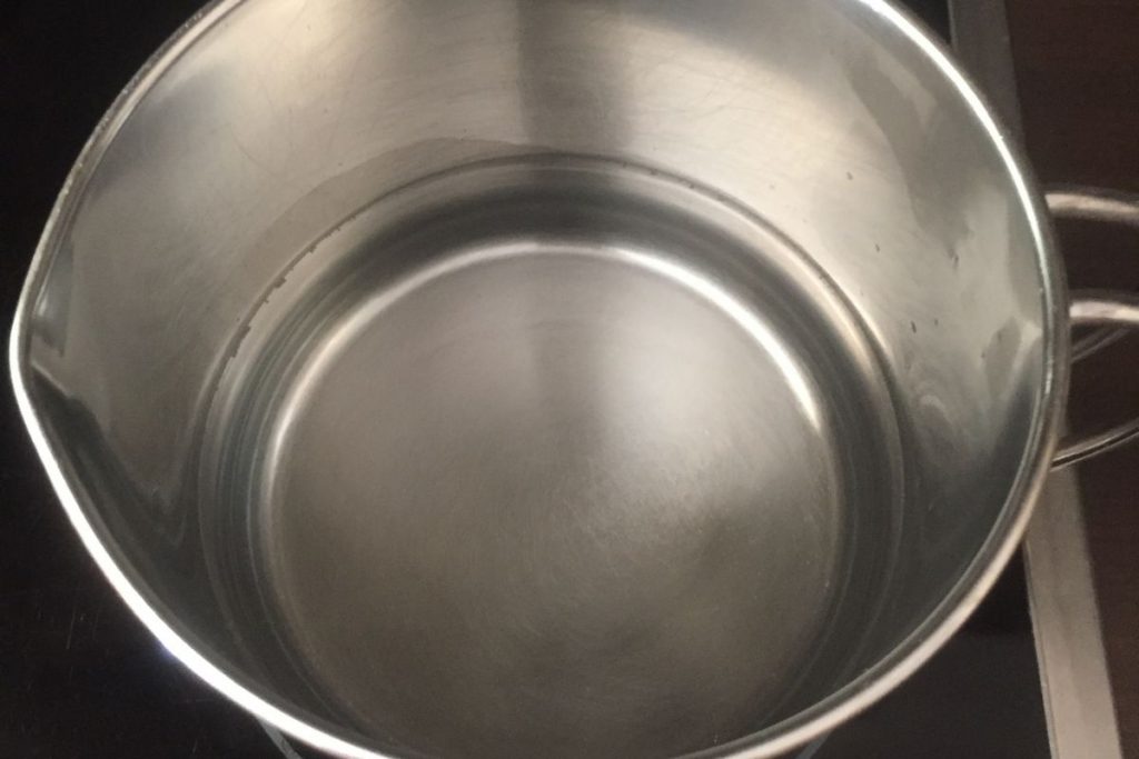 Wasser im Topf zum Kochen bringen für Wachteleier