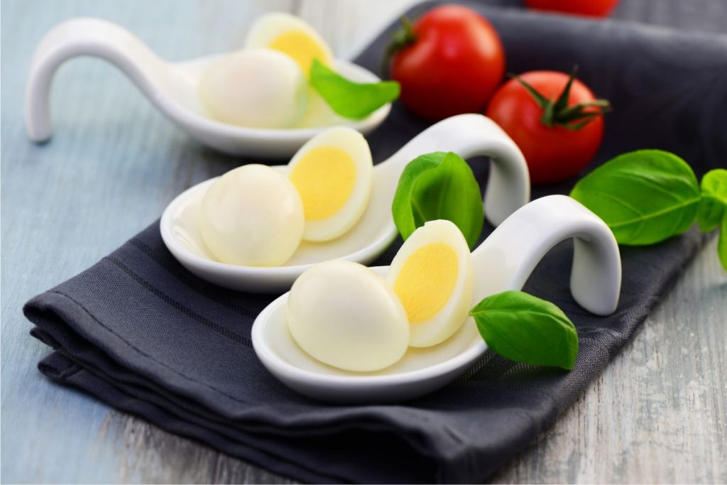 Wachteleier als Vorspeise angerichtet