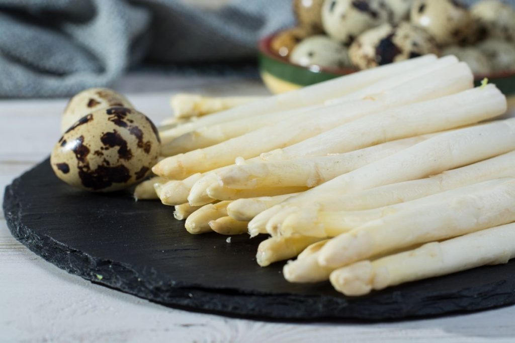 Wachteleier mit Spargel zubereitet – feine Küche