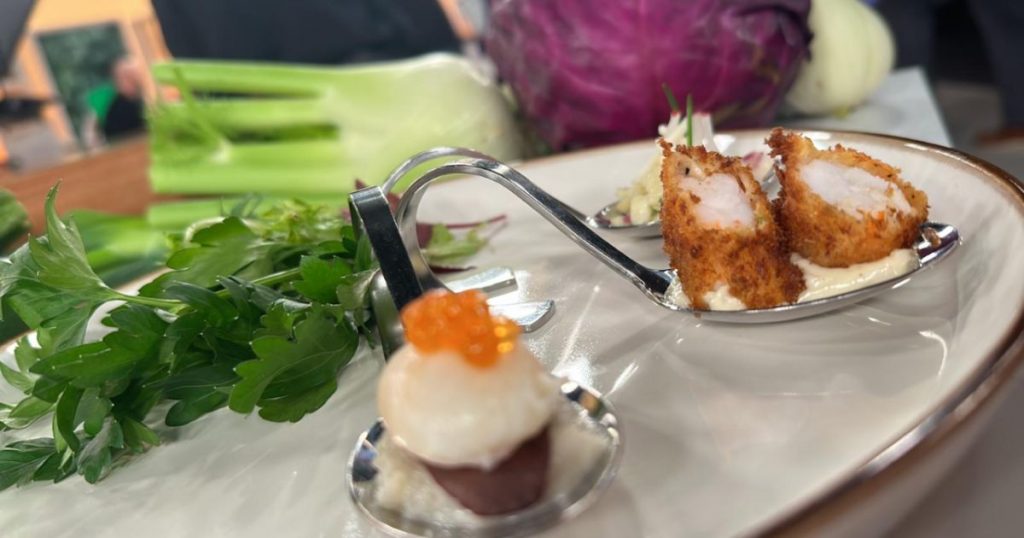 Daniel Hagen Wolf bereitet Wachteleier in der Sendung hallo hessen zu.