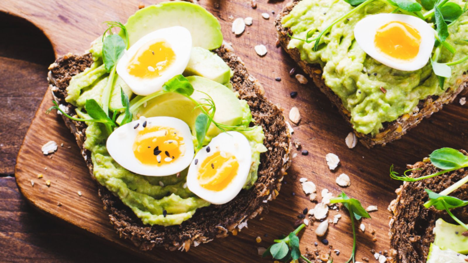 Avocado-Brot mit Wachteleiern als gesundes Frühstück